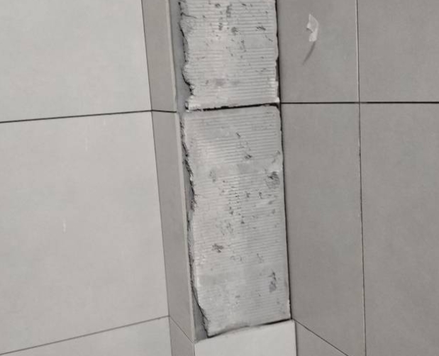 肃南瓷砖空鼓维修公司分享下瓷砖施工前基层浇水润湿程度不足，可能导致以下问题